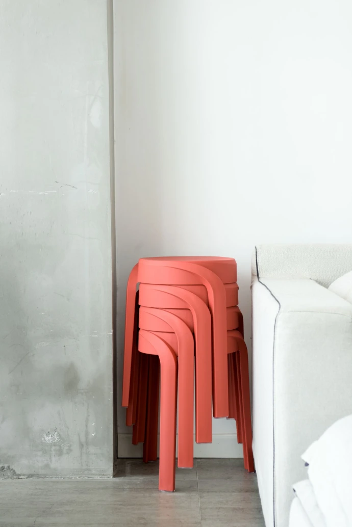 Tabouret d'appoint Pompa rouge teinté dans la masse en polypropylène pour table - Légia Home.