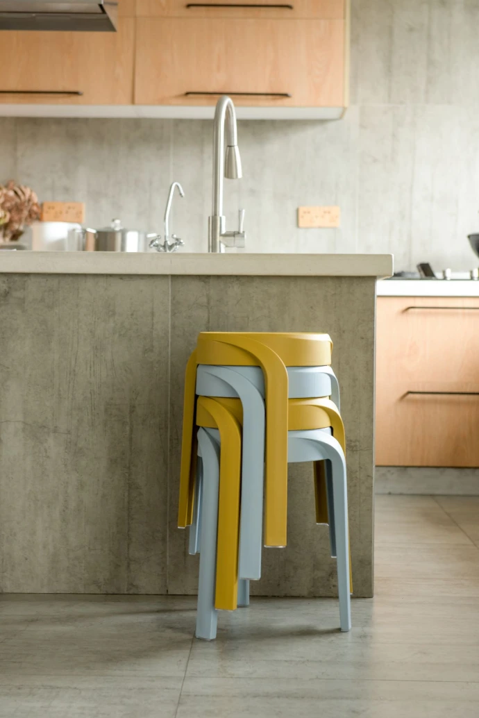 Tabouret d'appoint Pompa jaune moutarde et bleu ciel pour votre interieur et pour l'Horeca