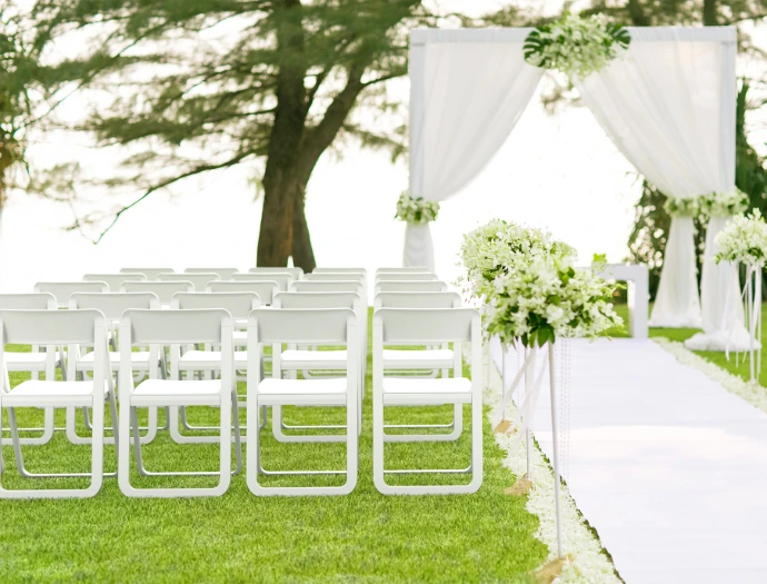 Chaise pliable Slag blanche ultra-plate et robuste, idéale pour les banquets et événements Horeca - Légia Home.