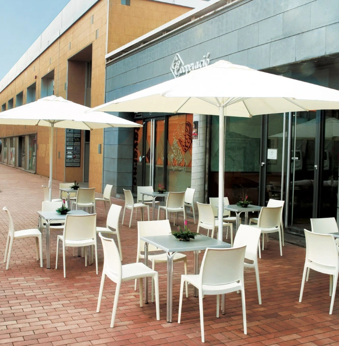 Chaise de terrasse Enzo blanche en polypropylène, mobilier d'extérieur empilable pour professionnels de l'Horeca - Légia Home.