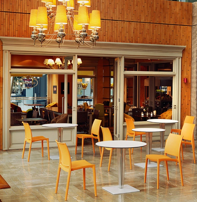 Chaises de terrasse Enzo orange en polypropylène résistant aux intempéries pour restaurant ou café - Légia Home.