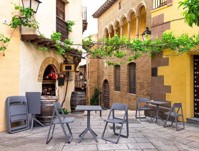 Chaise pliable Slag grise ultra-plate et robuste, idéale pour les banquets et événements Horeca - Légia Home.