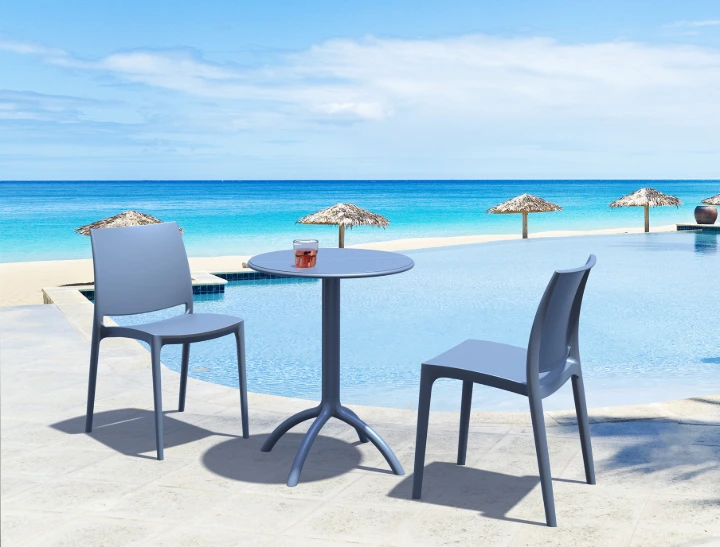 Un cocktail en bord de piscine sur les chaises Enzo grise de Legia Home